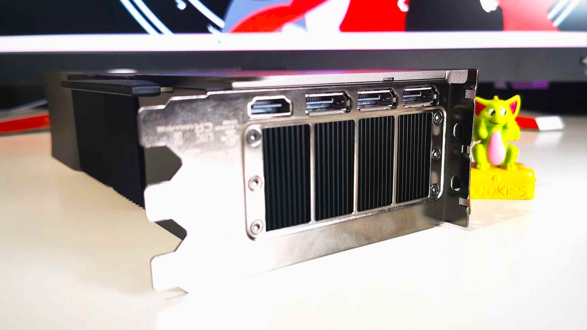 Nvidia RTX 4080 avec ports face à la caméra sur un bureau blanc