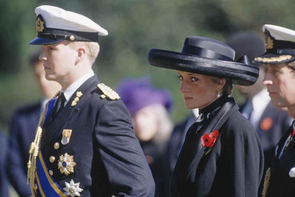 La princesse Diana portait également un chapeau à larges bords, des boucles d'oreilles en perles et une grappe de coquelicots le jour du Souvenir en 1990 lors d'une visite au Japon.  (Getty Images)