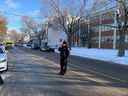 La police de Montréal cherchait un suspect après qu'un enseignant ait été poignardé à l'école secondaire John F. Kennedy sur la rue Villeray.