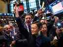 Le fondateur du groupe Alibaba, Jack Ma, célèbre la mise en ligne de l'action lors de l'offre initiale de prix de la société à la Bourse de New York en septembre 2014. L'Office d'investissement du régime de pensions du Canada a vendu toutes ses actions cotées aux États-Unis dans le géant chinois de la technologie cet été.