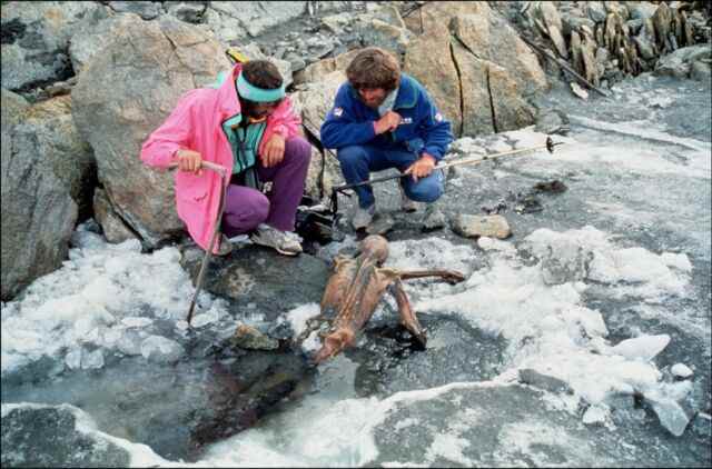 Deux alpinistes avec Ötzi, la plus ancienne momie humaine naturelle d'Europe, dans les Alpes de l'Ötztal entre l'Autriche et l'Italie en septembre 1991.