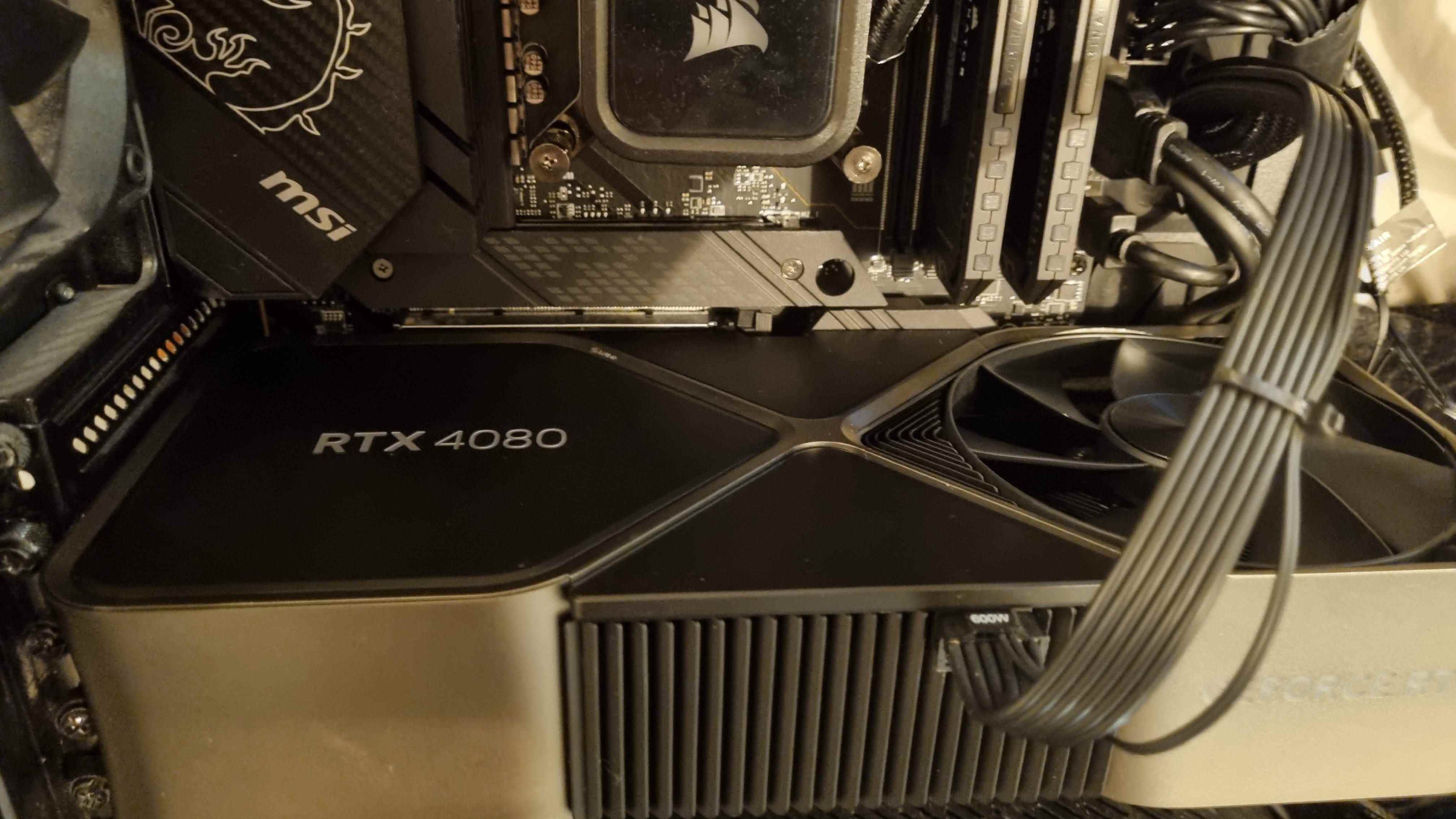 GPU RTX 4080 installé dans une carte mère