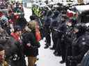 La police affronte des manifestants au centre-ville d'Ottawa le 19 février 2022.  