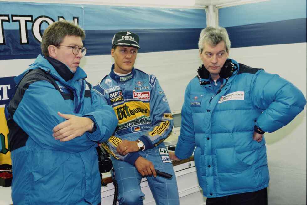 Pat Symonds (à droite) a eu une longue carrière en Formule 1 en tant qu'ingénieur et aérodynamicien.  À la fin des années 1990, il était l'ingénieur de course (au milieu) de Michael Schumacher, sous la direction technique de Ross Brawn (à gauche), qui est maintenant le directeur général du sport automobile de la F1.