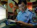 Un policier inspecte un cybercafé à Fuzhou, en Chine, sur une photo d'archive de 2006. Au moins trois opérations dans la région du Grand Toronto officiellement enregistrées en tant que 