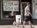 Une entreprise de Toronto affiche un panneau indiquant « CEBA ne nous aidera pas » au plus fort de la pandémie de COVID-19 en 2020. Le gouvernement a prolongé le délai de remboursement de l'aide en cas de pandémie.