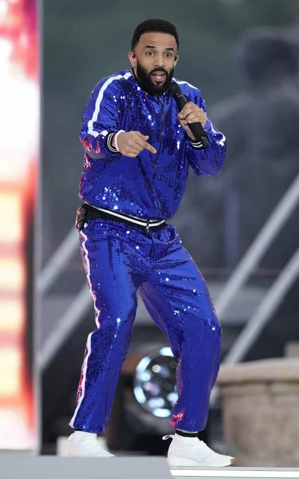 Craig David porte un survêtement bleu à paillettes lors de la Platinum Party au Palais - Aaron Chown/PA