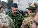 Le général Wayne Donald Eyre (C), chef d'état-major de la Défense (CEMD) canadien s'entretient avec des soldats lors d'une visite de la base militaire d'Adazi, au nord-est de Riga, en Lettonie, le 8 mars 2022. (Photo de Toms Norde / AFP) 