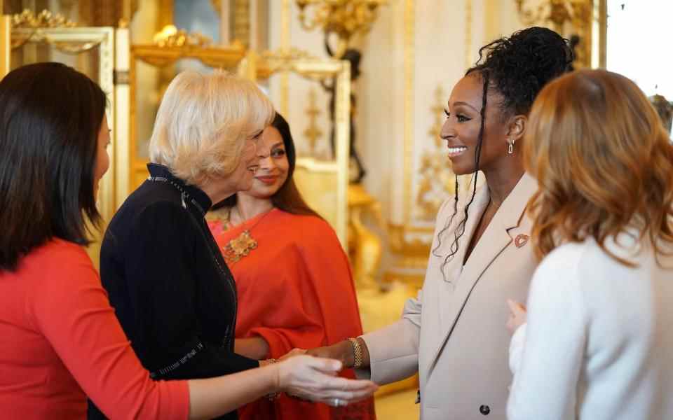 La reine consort avec Alexandra Burke lors d'une réception pour les gagnants du concours d'essais du Commonwealth de la Reine - Kirsty O'Connor / PA