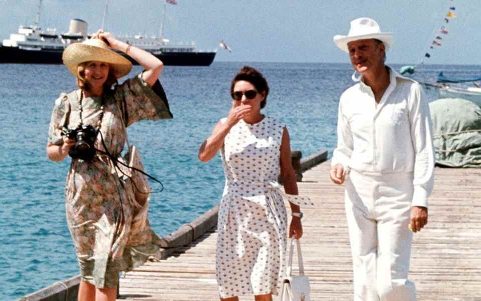 Lady et Lord Glenconner avec la princesse Margaret (au centre) sur Mustique en 1977 - Ron Bell