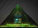 La pyramide de Khafré, l'une des trois anciennes pyramides de Gizeh, est illuminée en reconnaissance de la conférence sur le climat COP27, qui se tient à Charm el-Cheikh, en Égypte, du 6 au 18 novembre 2022.