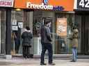 Les clients magasinent dans un magasin Freedom Mobile sur la rue Queen Ouest de Toronto.