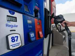 Le prix de l'essence ordinaire était de 136,9 cents le litre dans une station-service Esso à Calgary le jeudi 15 septembre 2022.