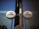 Signalisation de HSBC Holdings PLC à l'extérieur d'une succursale bancaire dans le quartier financier de Toronto.
