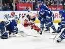 L'attaquant des Devils Jack Hughes (86) tombe après avoir été trébuché par le gardien des Maple Leafs de Toronto Matt Murray (30) alors qu'il passait la rondelle à un coéquipier pour marquer un but en prolongation à la Scotiabank Arena mercredi soir.  Crédit obligatoire: Dan Hamilton-USA TODAY Sports