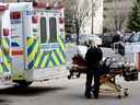 Un ambulancier travaille dans leur ambulance garée devant les entrées d'urgence de l'hôpital de l'Université de l'Alberta et de l'hôpital pour enfants Stollery, à Edmonton le mercredi 11 mai 2022.