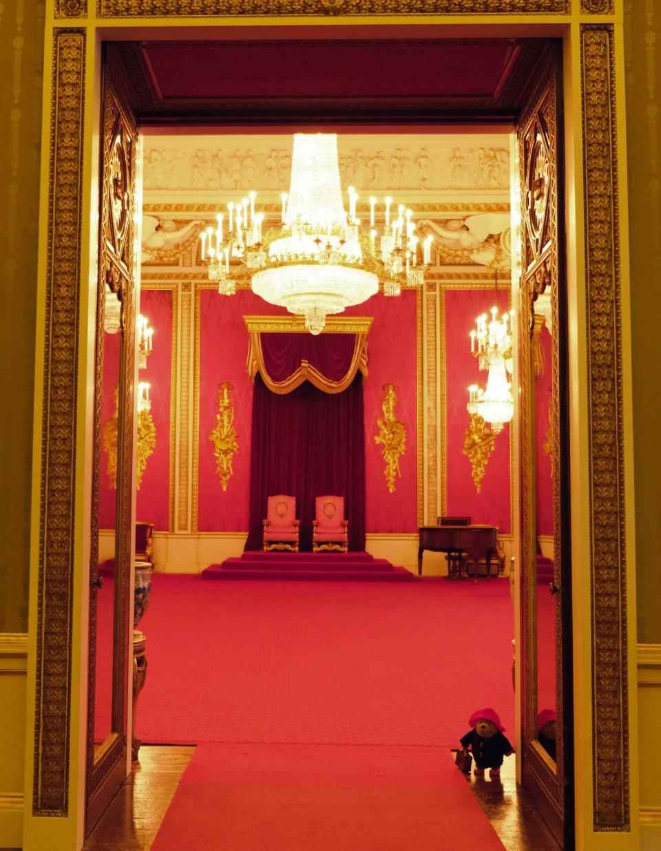 Paddington Bear explore la salle du trône du palais de Buckingham - Buckingham Palace/PA