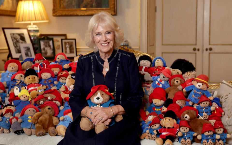 La reine consort avec une collection d'ours Paddington qui sera distribuée aux enfants lors d'un pique-nique d'ours en peluche à la pépinière Barnardo à Bow, dans l'est de Londres, la semaine prochaine - Chris Jackson/Buckingham Palace via Getty Images