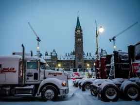 Des camions bloquent une rue devant la colline du Parlement lors de la manifestation contre les mandats de la COVID-19, à Ottawa, le 18 février 2022.