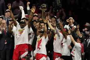 Le garde des Raptors de Toronto Kyle Lowry (à droite) célèbre avec le trophée du championnat Larry O'Brien après avoir battu les Golden State Warriors pour le championnat NBA lors du sixième match de la finale NBA 2019 à Oracle Arena.