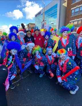 Des membres des Services paramédicaux de Toronto faisaient le clown lors du défilé annuel du Père Noël à Toronto le dimanche 20 novembre 2022. SERVICES PARAMÉDICAUX DE TORONTO/FACEBOOK