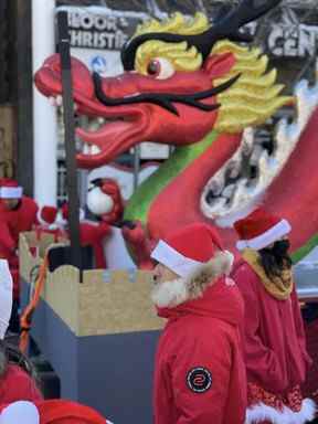 Des membres de WushuCanada participent au défilé annuel du Père Noël à Toronto le dimanche 20 novembre. SAMUEL LIU PHOTO/FACEBOOK