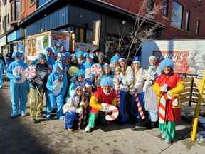 Les participants vêtus de costumes posent pour une photo lors du défilé du Père Noël à Toronto le dimanche 20 novembre 2022. PHOTO FOURNIE