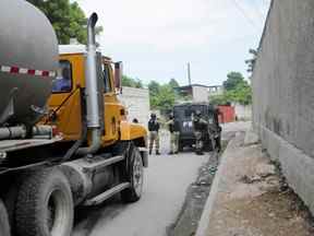 La police escorte un camion-citerne transportant du carburant après l'arrêt de la distribution pendant près de deux mois, à Port-au-Prince, Haïti, le 8 novembre 2022.