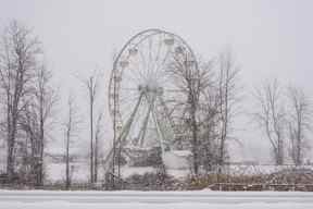 La neige tombe sur une grande roue au Niagara Amusement Park et Splash World lors d'une tempête de neige qui frappe la région de Buffalo à Grand Island, NY, le 19 novembre 2022.