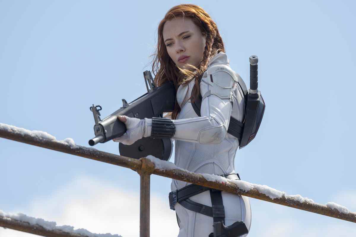 Black Widow/Natasha Romanoff (Scarlett Johansson) vise une arme à feu dans Black Widow de Marvel Studios.