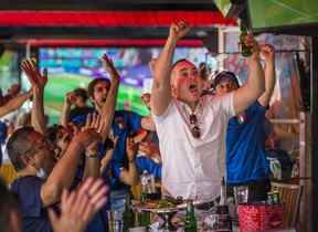 Rosario applaudit en regardant l'Italie affronter la Turquie lors de l'EURO 2020 au Cafe Diplomatico Restaurant and Pizzaria, situé à Clinton et College Sts.  à Toronto, en Ontario, le vendredi 11 juin 2021.