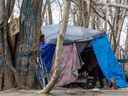 L'un des nombreux camps de sans-abri le long de la rivière Bow près du quartier Sunnyside de Calgary le 27 avril.