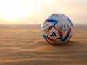 Le ballon officiel est vu posé dans le désert avant la Coupe du Monde de la FIFA, Qatar 2022, le 17 novembre 2022 à Doha, au Qatar. 