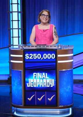 Amy Schneider vue après avoir remporté Jeopardy !  Tournoi des champions.