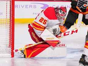 Le gardien des Flames de Calgary Jacob Markstrom effectue un arrêt contre les Flyers de Philadelphie au Wells Fargo Center de Philadelphie le lundi 21 novembre 2022.
