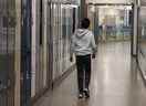 Un élève marche dans le couloir de son école sur cette photo d'archive Postmedia.