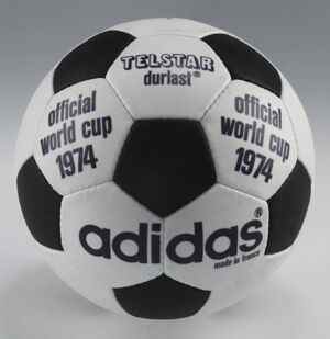 L'Adidas Telstar, présenté lors des Coupes du monde de 1970 et 1974, est ce que beaucoup de gens imaginent lorsqu'ils pensent à un ballon de football.