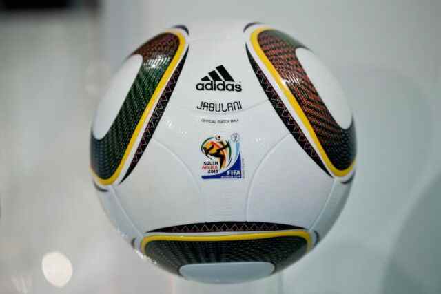 Le ballon plus lisse de Jabulani de la Coupe du monde 2010 en Afrique du Sud a reçu de nombreuses critiques pour sa lenteur dans les airs.
