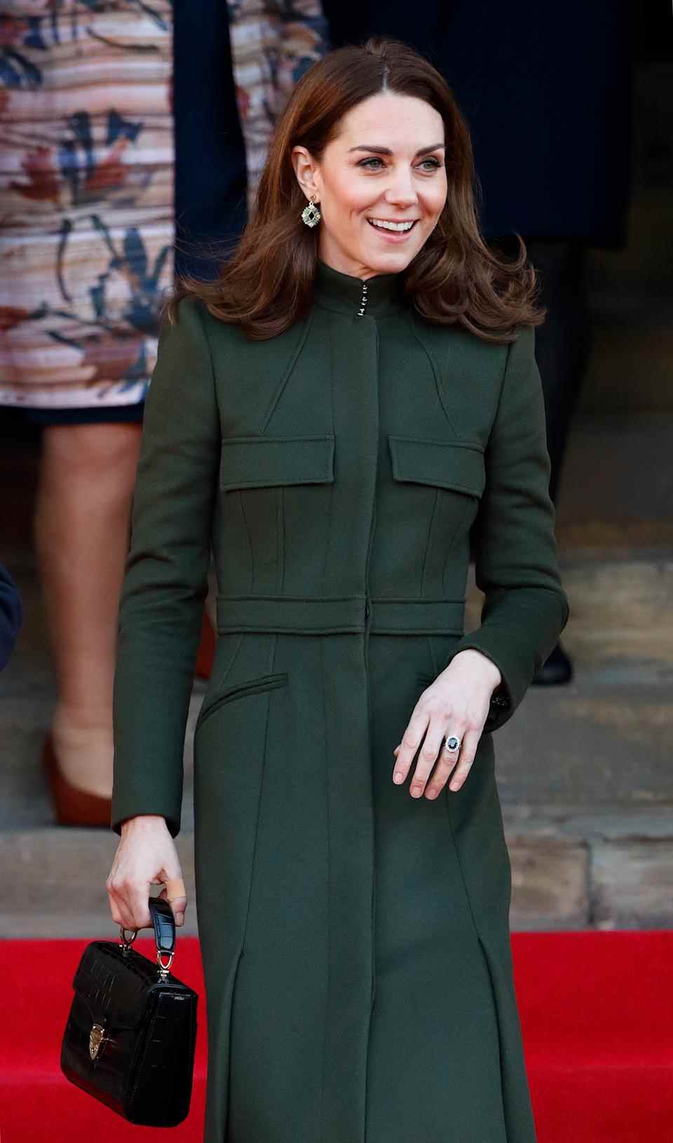 Le premier engagement royal de Kate Middleton en 2020, qui l'a vue visiter Bradford, l'a vue accessoiriser avec la version noire du sac Midi Mayfair.  (Getty Images)