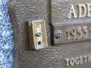 Plus de 40 vases et plaques en bronze ont été volés la semaine dernière au cimetière Saint-Pierre de Londres.  Un vase a été volé sur cette plaque, ne laissant que le point de montage.  Photographie prise le mardi 22 novembre 2022. (Mike Hensen/The London Free)
