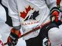 Un logo de Hockey Canada apparaît sur le chandail d'un joueur de l'équipe nationale junior du Canada lors d'un entraînement au camp d'entraînement à Calgary.