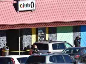 Les agents des forces de l'ordre documentent des preuves dans le parking le matin après une fusillade de masse au Club Q, une discothèque LGBTQ à Colorado Springs, Colorado, le 20 novembre 2022.