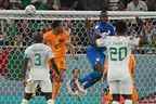 Cody Gakpo (deuxième à gauche) des Pays-Bas marque devant le gardien de but sénégalais Edouard Mendy lors de leur match de football du groupe A de la coupe du monde 2022.