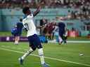Bukayo Saka, d'Angleterre, célèbre après avoir marqué le quatrième but de son équipe lors du match du groupe B de la Coupe du Monde de la FIFA, Qatar 2022, entre l'Angleterre et l'IR Iran au stade international de Khalifa le 21 novembre 2022 à Doha, au Qatar.