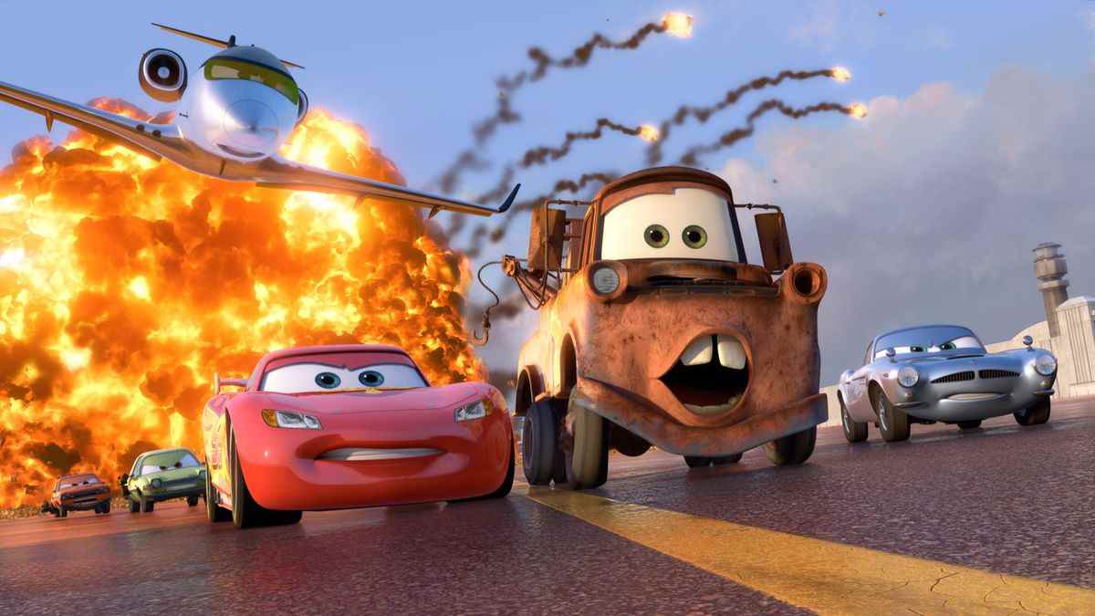 Lightning McQueen et Mater s'éloignent d'une explosion dans Cars 2