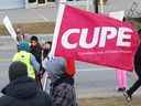 Les travailleurs et les partisans de l'éducation du SCFP font du piquetage sur le Kingsway à Sudbury, en Ontario.  le 7 novembre 2022.