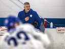 L'entraîneur-chef des Maple Leafs de Toronto, Sheldon Keefe, lors d'un entraînement au Ford Performance Centre, dans la région d'Etobicoke à Toronto, le mardi 1er novembre 2022.  