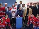 Le directeur de l'équipement de longue date des Canadiens de Montréal, Pierre Gervais, au centre, est honoré au centre de la patinoire par l'équipe avant son dernier match de la saison contre les Panthers de la Floride au Centre Bell de Montréal le 29 avril 2022.
