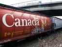Un train du Canadien Pacifique transportant du grain traverse Calgary.  PHOTO PAR JEFF MCINTOSH/LA PRESSE CANADIENNE