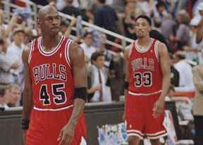 Dans cette photo d'archive du 7 mai 1995, le garde des Chicago Bulls Michael Jordan (45 ans) et l'attaquant Scottie Pippen (33 ans) reviennent sur le banc pendant un temps mort dans les dernières secondes d'un match éliminatoire de basket-ball de la NBA à Orlando.